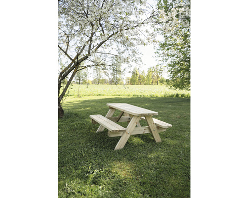 Holz-Picknicktisch im Garten unter einem blühenden Baum