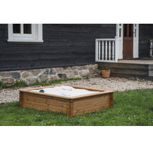 Sandkasten aus Holz im Garten mit Sand und Spielzeug