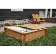 Sandkasten aus Holz mit Deckel und Sandspielzeug im Garten