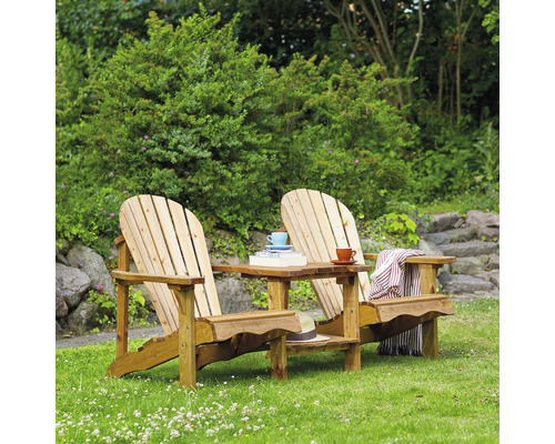 Zwei Adirondack Stühle aus Holz mit Tisch im Garten