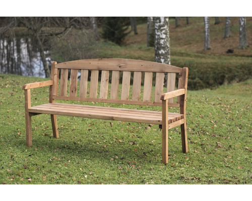 Holzgartenbank auf einer Rasenfläche