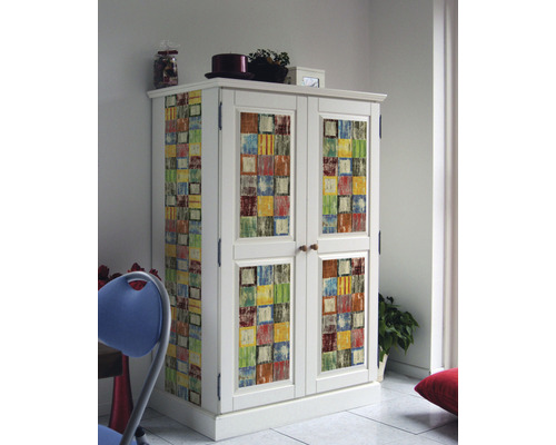 Weißer Schrank mit bunten, quadratischen Mustern für die Küche.