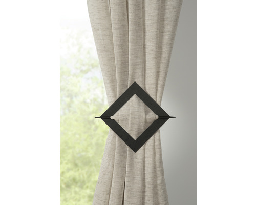 Dekorative Gardine mit einem rautenförmigen Gardinenhalter.