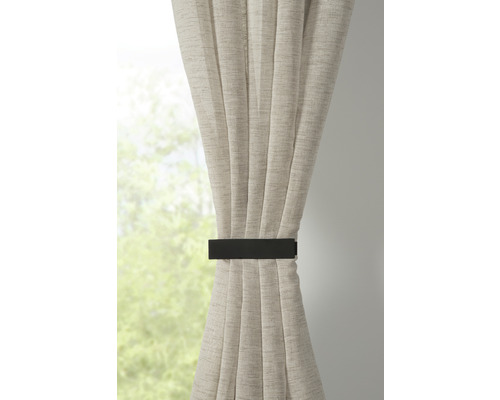Gardine mit schwarzem Gardinenband vor einem Fenster