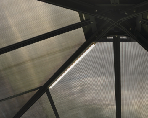 Detailansicht des Pavillondachs mit Polycarbonatplatten und Stahlkonstruktion