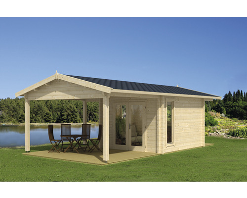 Holzgartenhaus mit überdachter Terrasse, Tisch und Stühlen im Garten