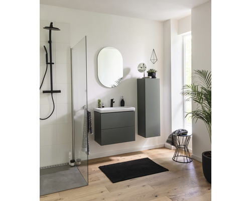 Helles Badezimmer mit Dusche, Waschtisch, Spiegel und Schrank