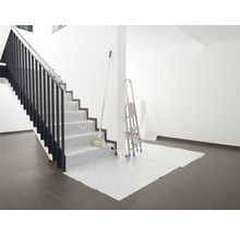 Vorbereitungen zum Malern eines Treppenhauses mit Abdeckmaterial, Leiter und Farbroller