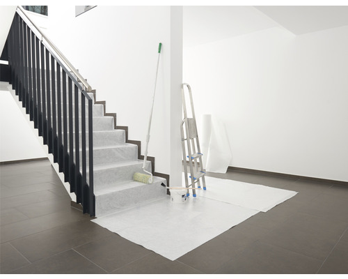 Vorbereitungen zum Malern eines Treppenhauses mit Abdeckmaterial, Leiter und Farbroller