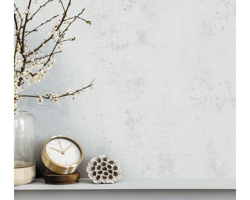 Dekorative Szene mit blühenden Zweigen in Vase, goldener Uhr und getrockneter Lotusblume auf einem Regal