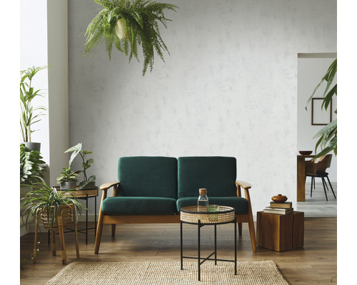 Wohnzimmer mit grüner Couch, Beistelltischen und Wandtapete mit Struktur