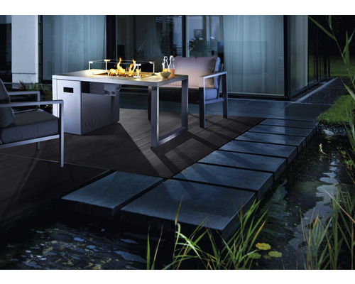 Terrasse mit Feuerstelle, Sitzgelegenheiten und Teich