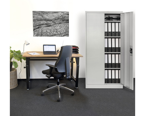 Büro mit Schreibtisch, Bürostuhl und geöffnetem Aktenschrank mit Ordnern