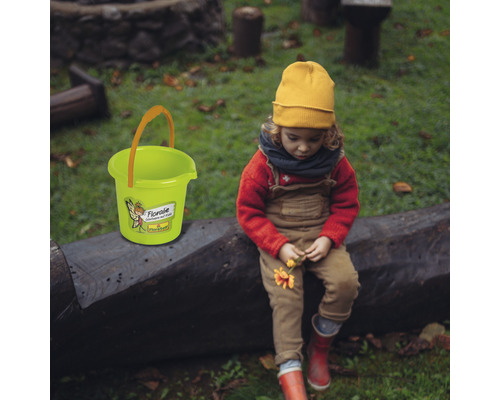 Eimer aus Kunststoff mit Griff und Aufdruck neben einem Kind