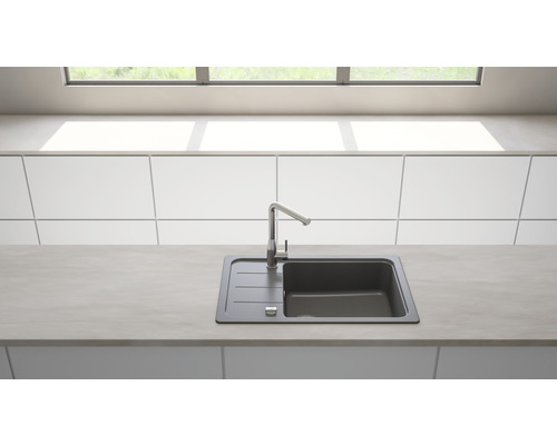 Spüle mit Wasserhahn in einer modernen Küche