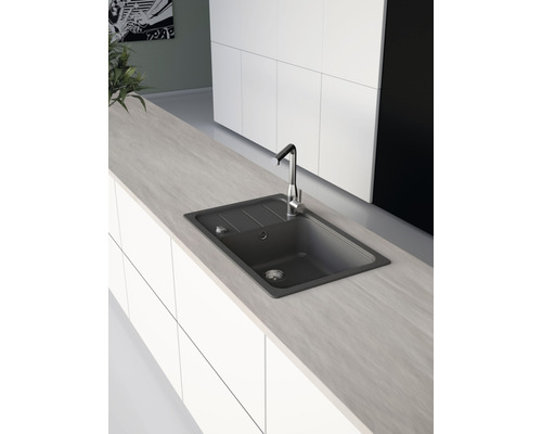 Küchenspüle aus Verbundwerkstoff mit Abtropffläche und Wasserhahn in einer modernen Küche.