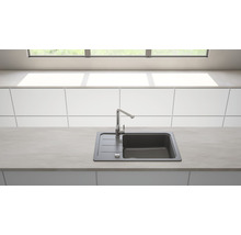 Küchenspüle mit Abtropffläche und Wasserhahn in einer hellen Küche