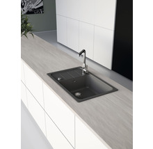 Küchenszene mit einer Spüle und einem Wasserhahn auf einer Arbeitsplatte