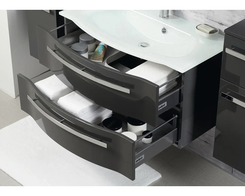 Badezimmermöbel mit offenem Unterschrank mit Schubladen, Waschbecken, Handtüchern und Kosmetikartikeln