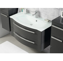 Graues Badezimmer mit Waschbeckenunterschrank, Waschbecken und Armatur.