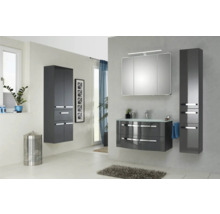 Badezimmer mit Waschtischunterschrank, Spiegelschrank, Hochschrank und Wandschrank