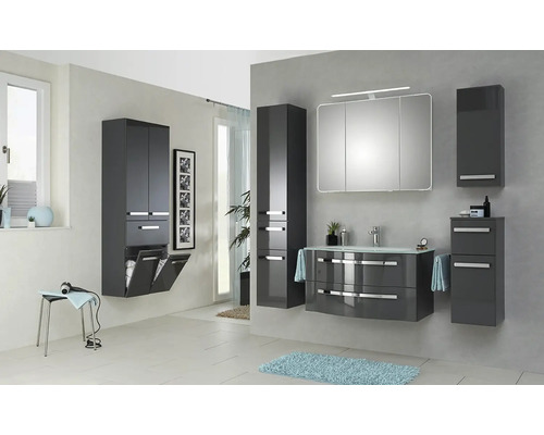 Helles Badezimmer mit Waschbecken, Spiegelschrank, Hochschrank und Hängeschrank in modernem Design