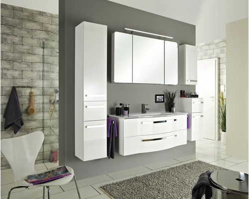 Modernes Badezimmer mit weißen Möbeln, Waschtisch, Spiegelschrank und Hochschrank