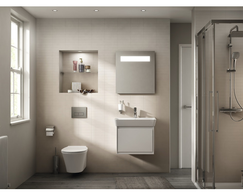 Helles Badezimmer mit Dusche, Waschtisch, Toilette und Fenster für ein modernes Ambiente