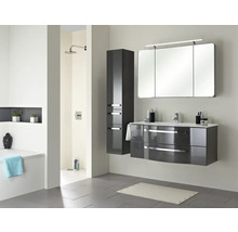 Badezimmer mit Waschtisch, Spiegelschrank, Hochschrank und Dusche