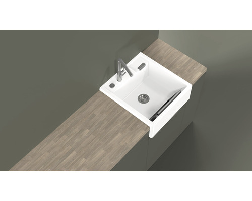 Aufnahme von oben einer Spüle mit Armatur auf einer Arbeitsplatte