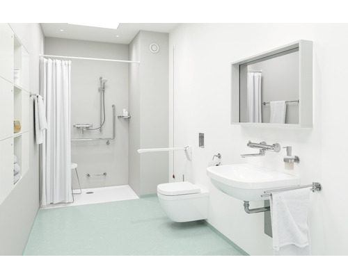 Barrierefreies Badezimmer mit Dusche, Toilette und Waschbecken mit Haltegriffen