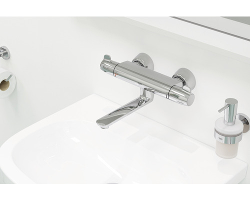 Aufnahme eines Waschbeckens mit einer Armatur, einem Seifenspender und einem Toilettenpapierhalter