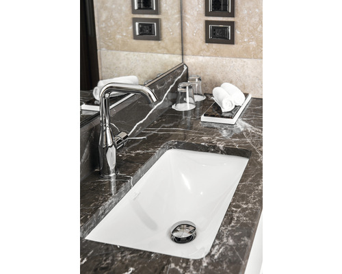 Waschbecken mit Armatur in einem Badezimmer