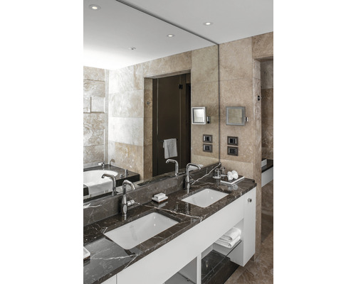 Badezimmer mit Doppelwaschtisch, Spiegel und Marmorarbeitsplatte