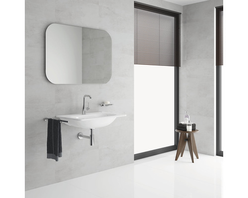 Helles Badezimmer mit Waschbecken, Spiegel und Fenster mit Jalousien.