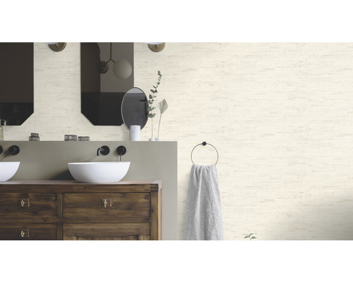 Badezimmer mit Doppelwaschbecken, Spiegeln und Wandtapete in Steinoptik