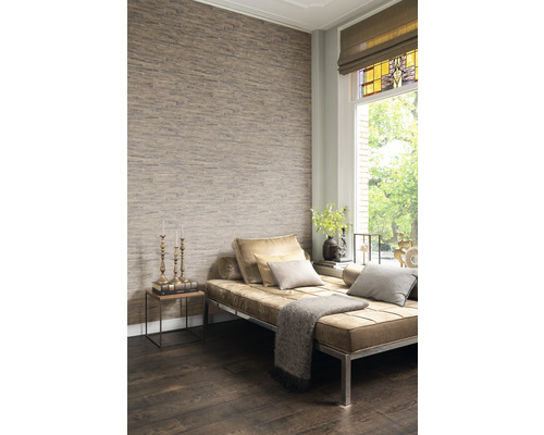 Wohnzimmer mit Steinwandtapete, Couch und Fenster