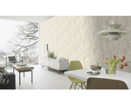 Wohnzimmer mit gemusterter Tapete, Esstisch und seitlichem Anrichte