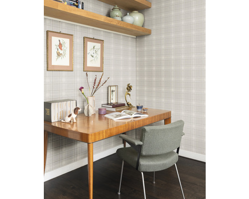 Büroraum mit Schreibtisch, Stuhl und karierter Tapete