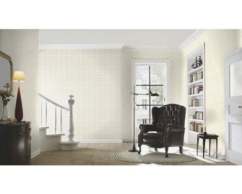 Wohnzimmer mit Sessel, Stehlampe und Treppe mit gemusterter Tapete