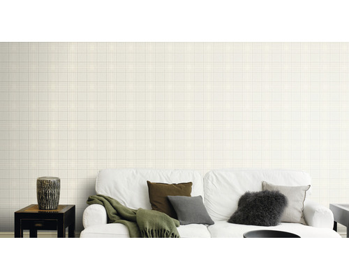 Wohnzimmer mit weißem Sofa und gemusterter Tapete im Karodesign