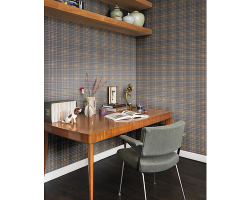 Büro mit Schreibtisch, Stuhl, Regalen und karierter Tapete