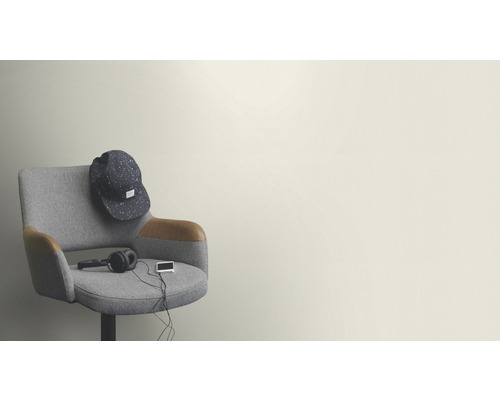 Einrichtungsgegenstände auf einem grauen Bürostuhl: Kappe, Kopfhörer und ein MP3-Player