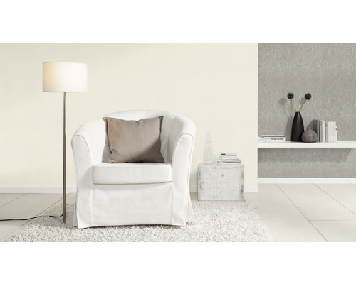 Wohnzimmer Szene mit Sessel, Stehlampe und Dekoration