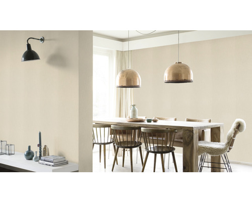 Esszimmer mit Esstisch, Stühlen und Textiltapete