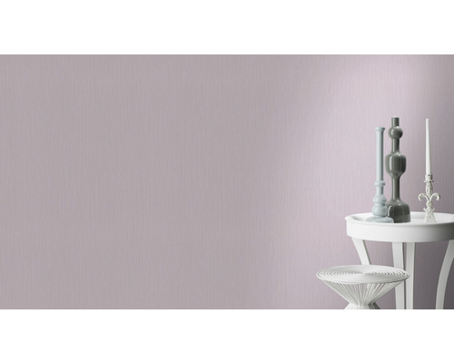 Dekorative Tapete mit feiner Struktur im Wohnraum