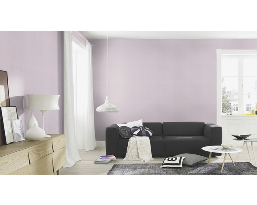 Helles Wohnzimmer mit Sofa, Tisch und dekorativer Wandgestaltung