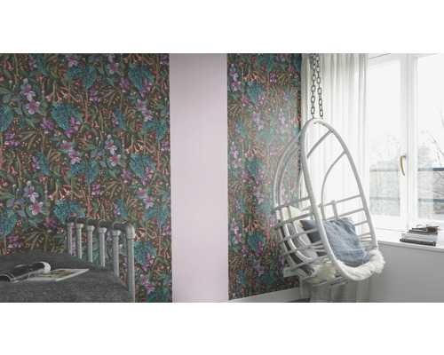 Dekorierter Raum mit gemusterter Tapete, Hängesessel und Bett