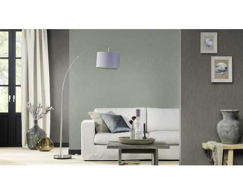 Wohnzimmer mit Sofa, Lampe und Dekoration