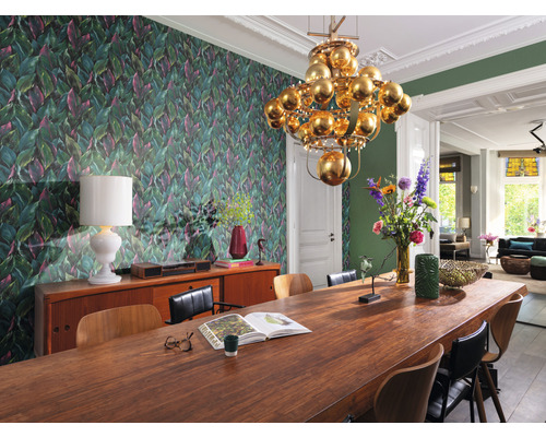 Esszimmer mit Esstisch, Stühlen, Kommode, Lampe, Tapete und Kronleuchter